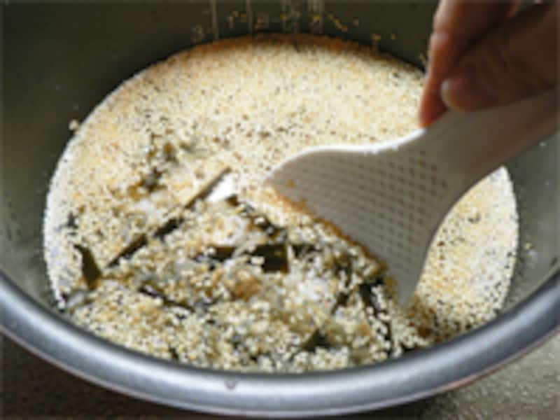 昆布とかつおを刻む