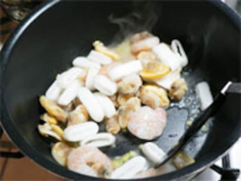 野菜と魚介を炒める