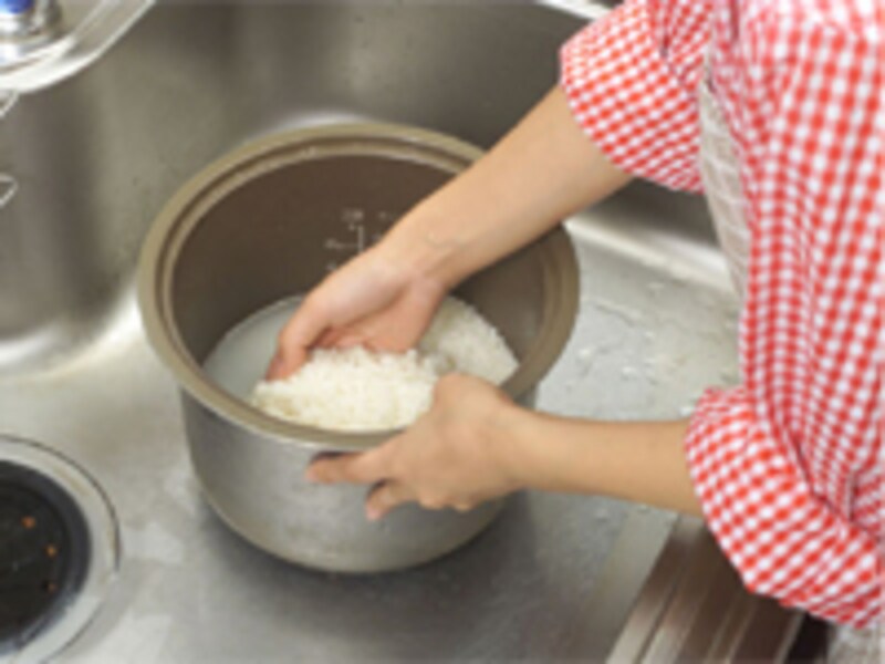 米を研ぐ