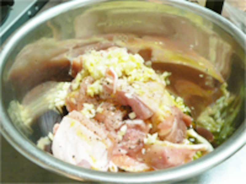 鶏肉ににんにくとオリーブオイルをまぶす