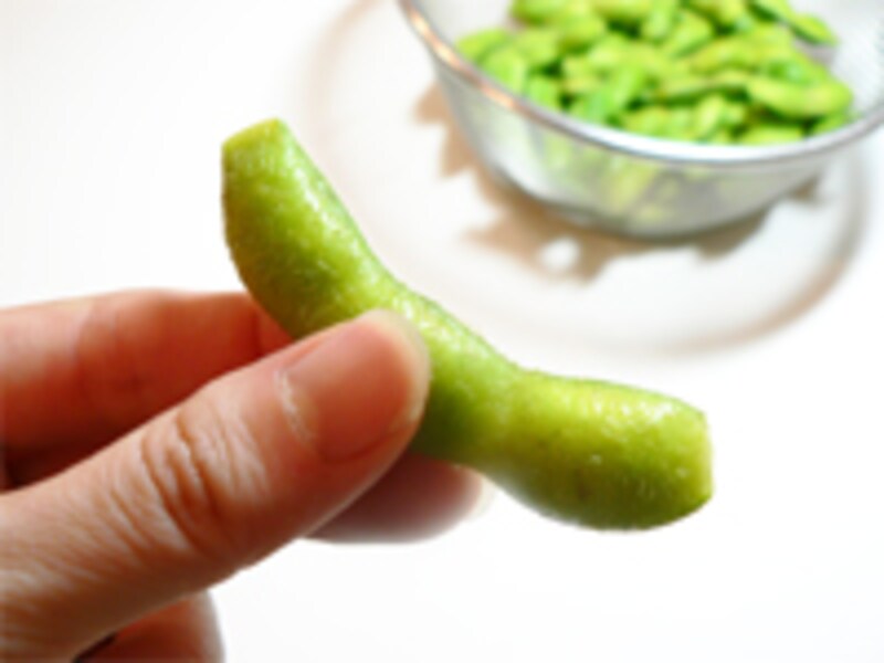 枝豆の両端を切る