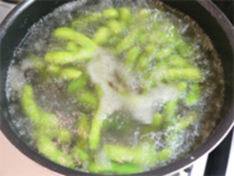 枝豆を茹でる