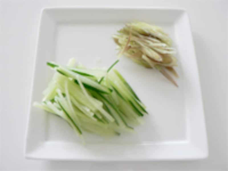 キュウリとみょうがを千切りにする