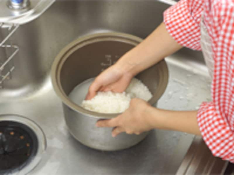 米を研ぐ