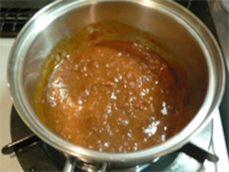 デミグラスソースを煮込む