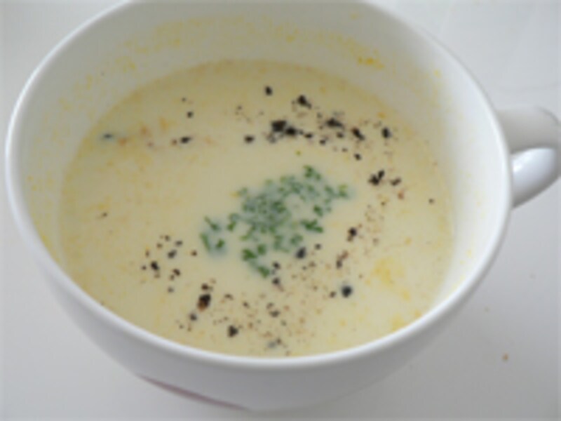 粒こしょうとパセリを振る