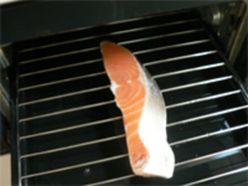 鮭を焼く