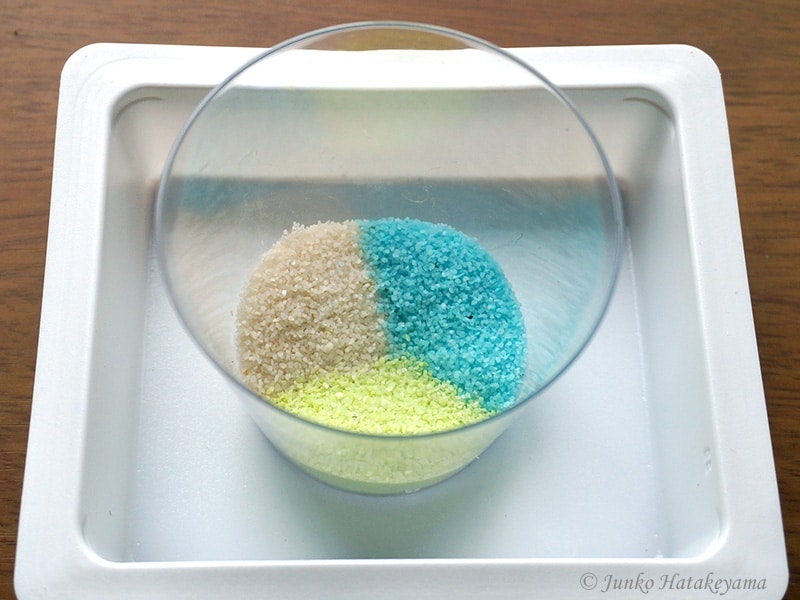 底にカラーサンドを敷いて