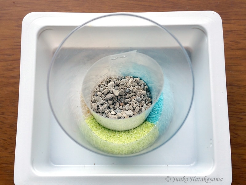 仕切りの内部に根腐れ防止剤を