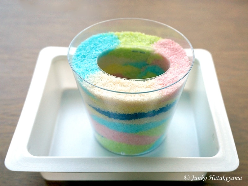 仕切りの外側をカラーサンドで埋める