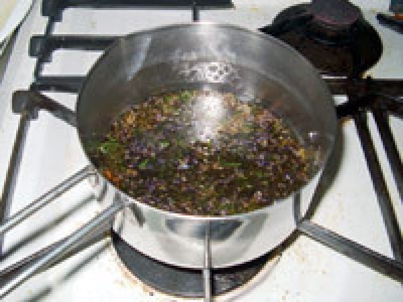 ハーブを煮出す