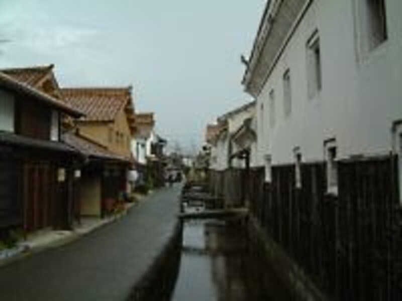 《倉吉》白壁土蔵群と赤瓦の町並み