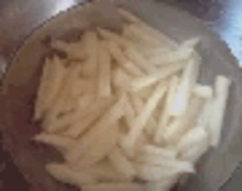 じゃがいもを短冊切りして水にさらす