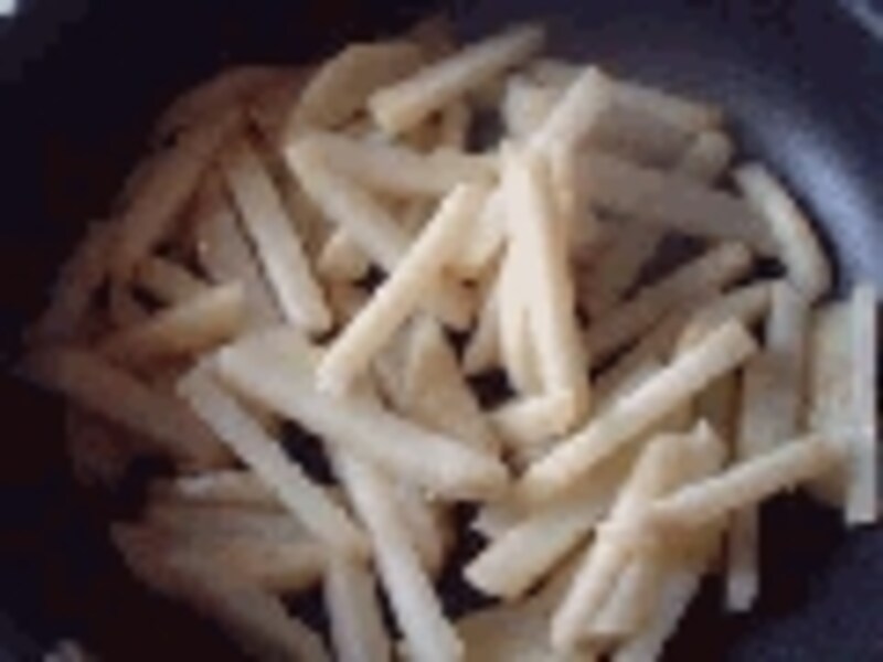 じゃがいもを炒める