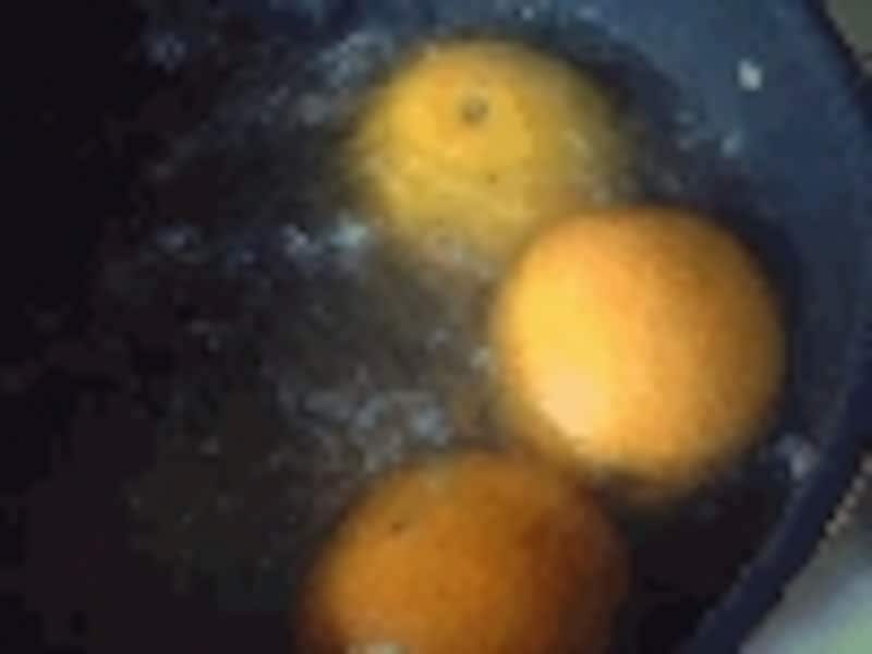 表面の皮をこすってワックスを落とす