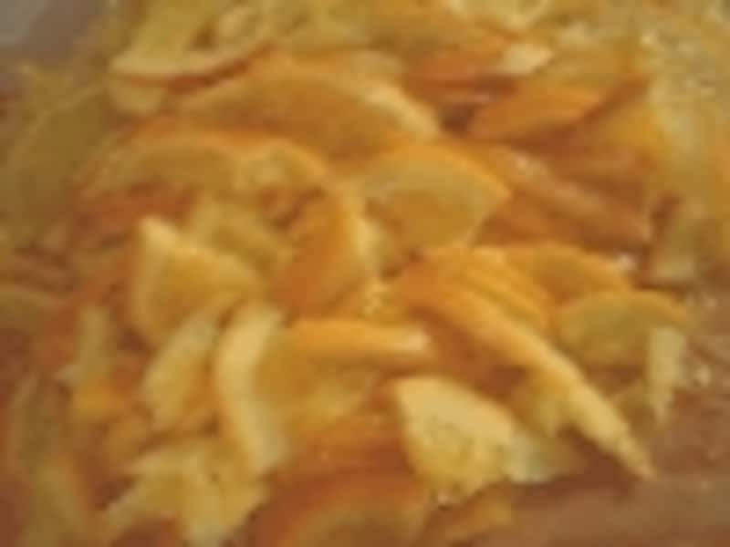 ゆでたオレンジをざく切りにし、砂糖で煮る