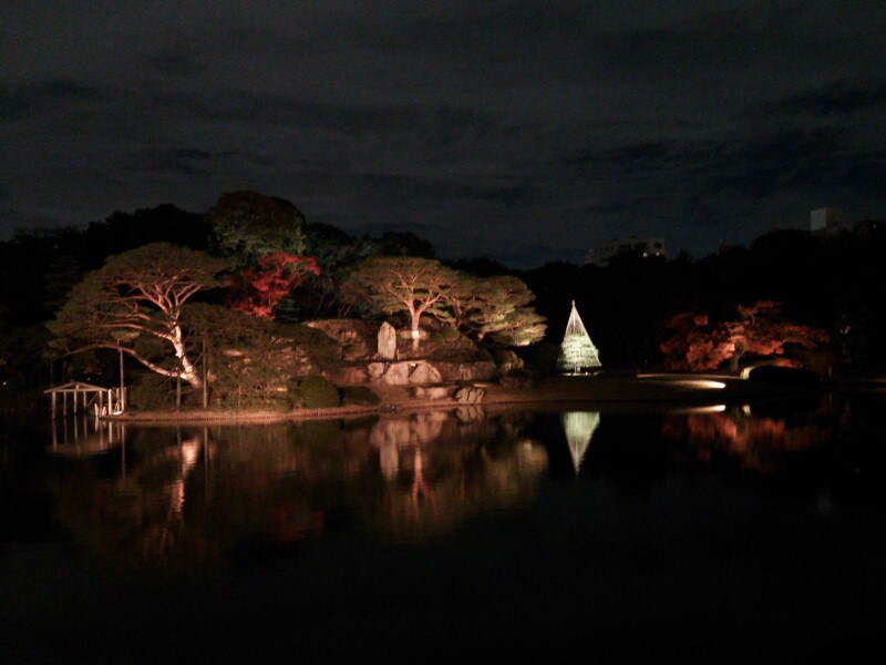 六義園の紅葉ライトアップ