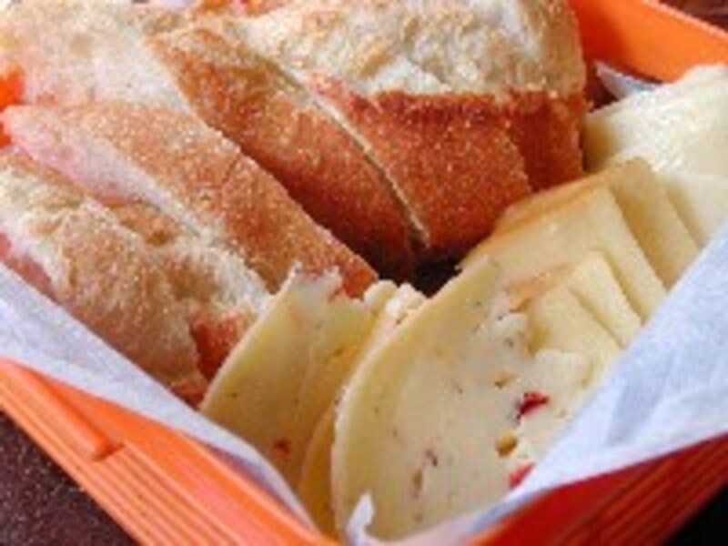 薄切りバゲットとチーズ