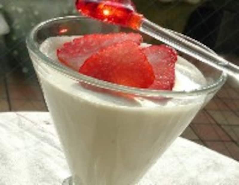 イチゴ風味のホワイトチョコババロア