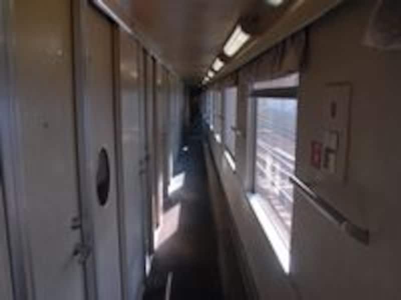 個室が並んだ寝台車内の通路