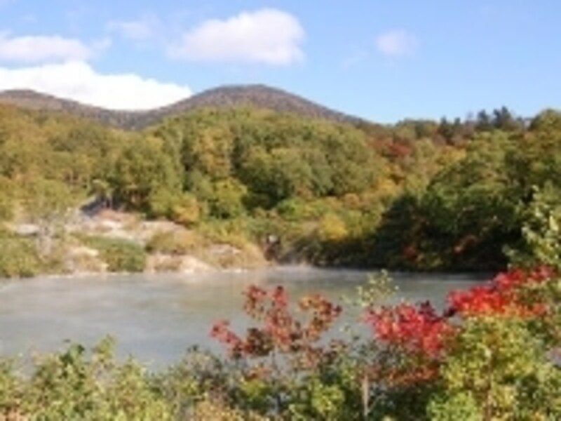 初秋の「地獄沼」。八甲田の山々を望める、絶好の紅葉スポットでもあります
