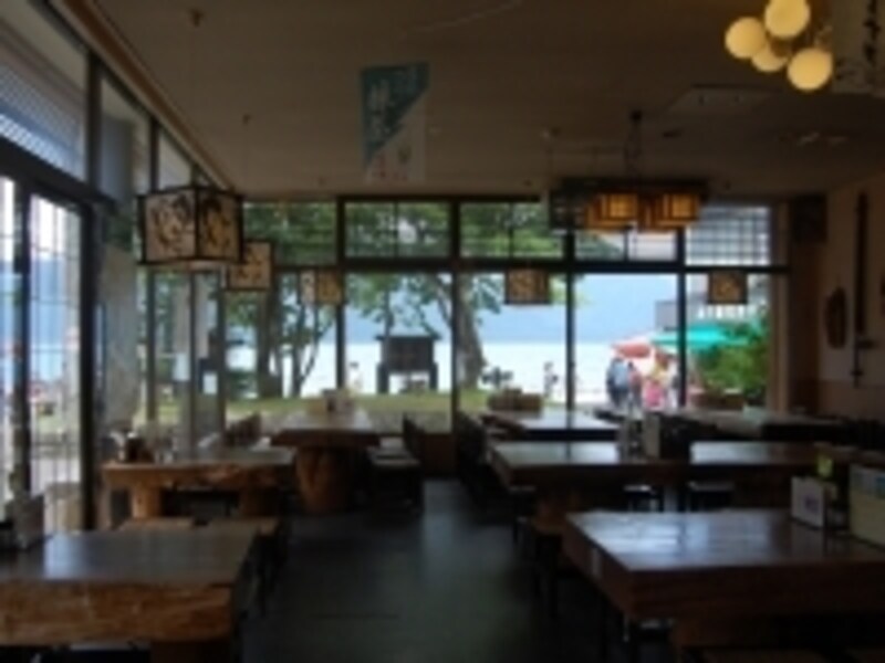 店内からは十和田湖が一望できます