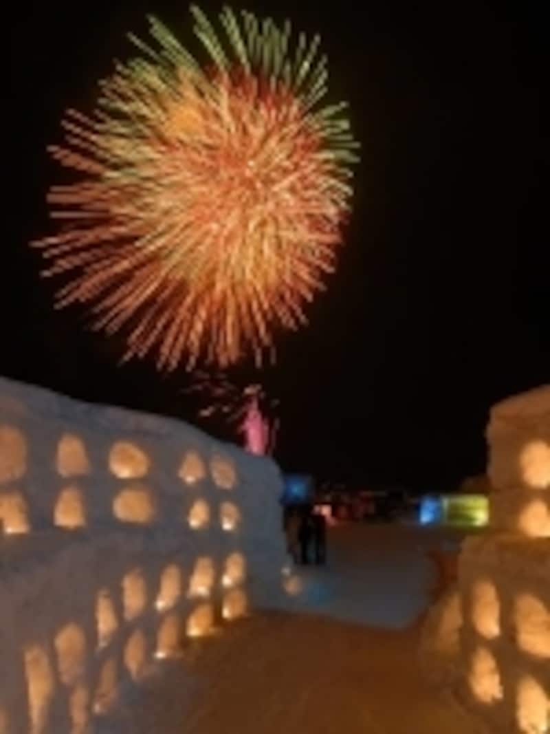 スノーランプと花火が作り出すファンタジックな世界