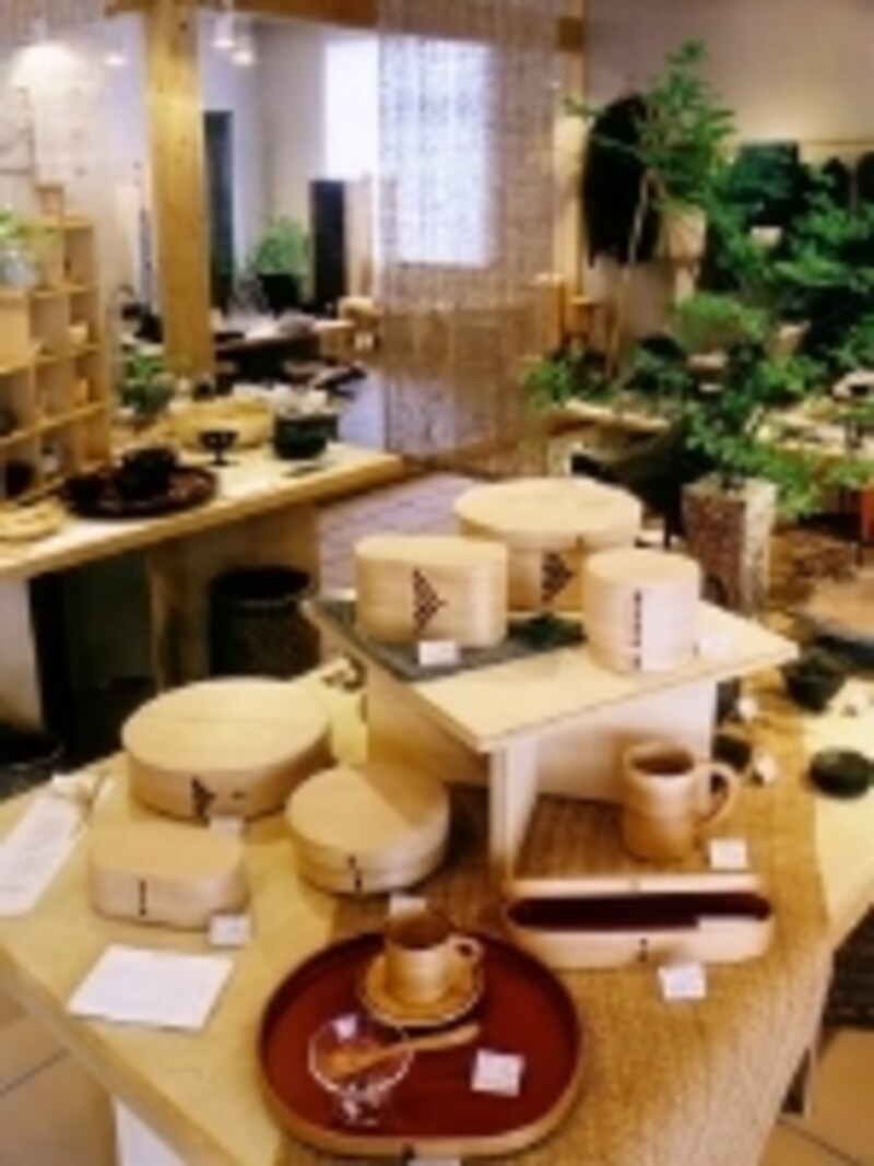 オリジナルから作家の作品まで、心のこもった工芸品が並びます