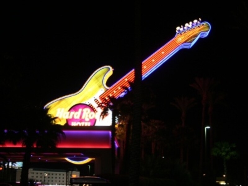 ハードロックホテルのシンボル、巨大ギター