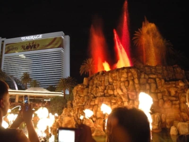 街の真ん中で行われる火山噴火ショー