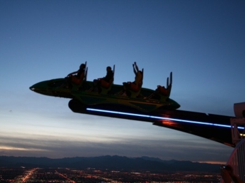 ストラトスフィアタワー上部にあるシーソー型アトラクション、エクスクリーム