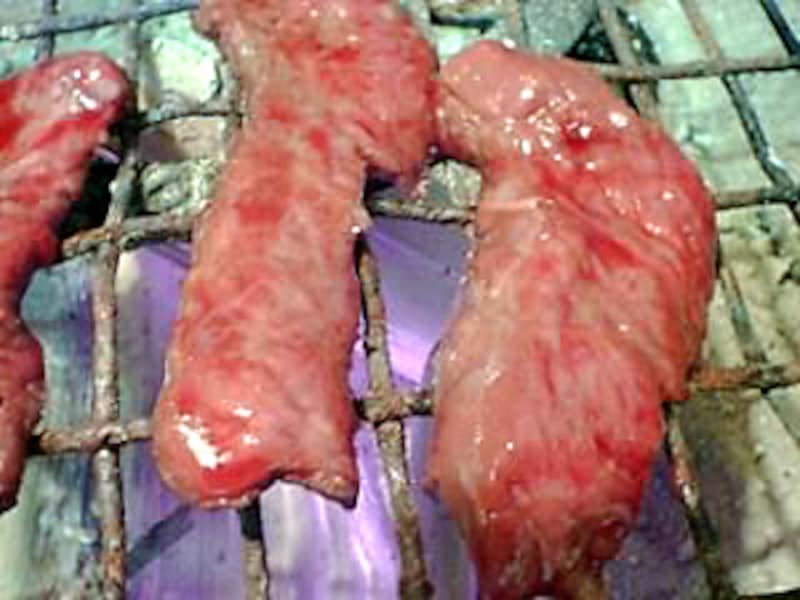 産直のエミュの肉の網焼き