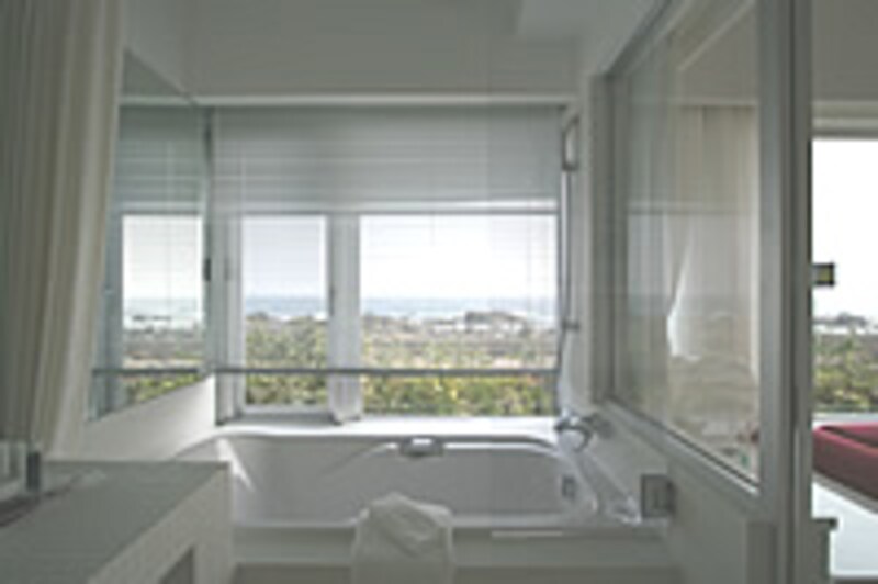 明るいバスルーム