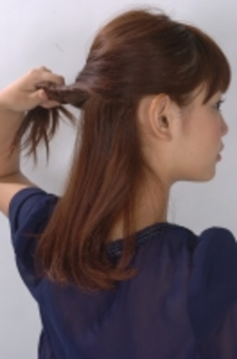 後頭部でねじる