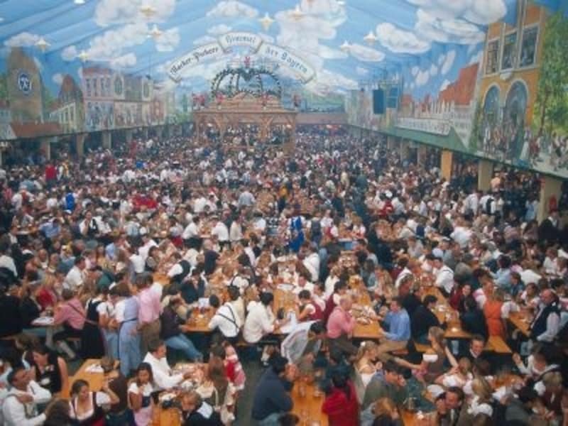 素面ではいられない! オクトーバーフェスト ©Deutsche Zentrale fuer Tourismus e.V./ Kiedrowski, Rainer