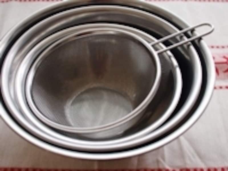 ステンレス製のボールとストレーナー