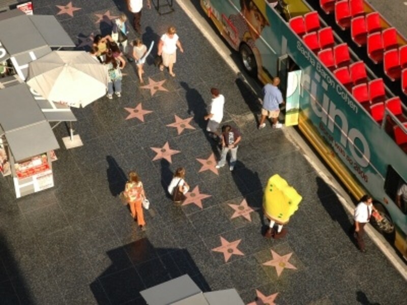 スターの名前が入った星型が有名なハリウッドブルーバード