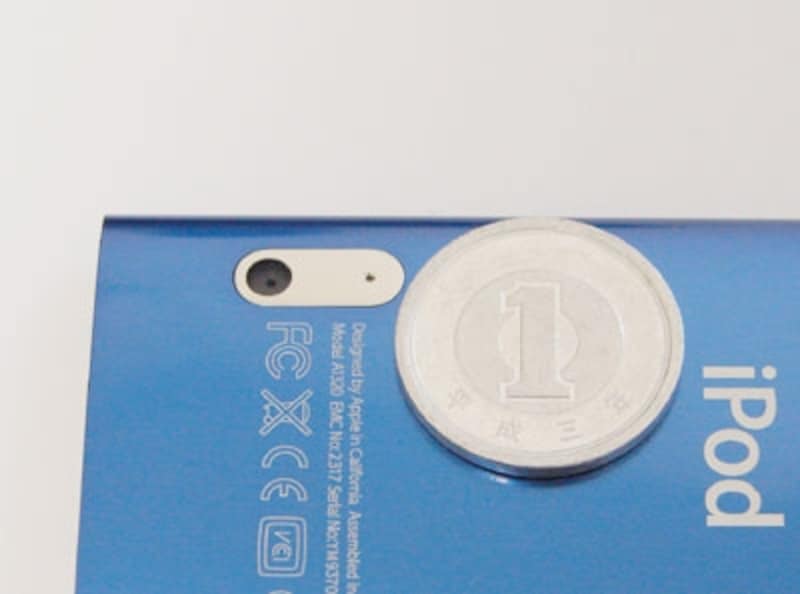 本体背面のカメラレンズとマイク部。undefined1円玉と比べるとその小ささが分る。