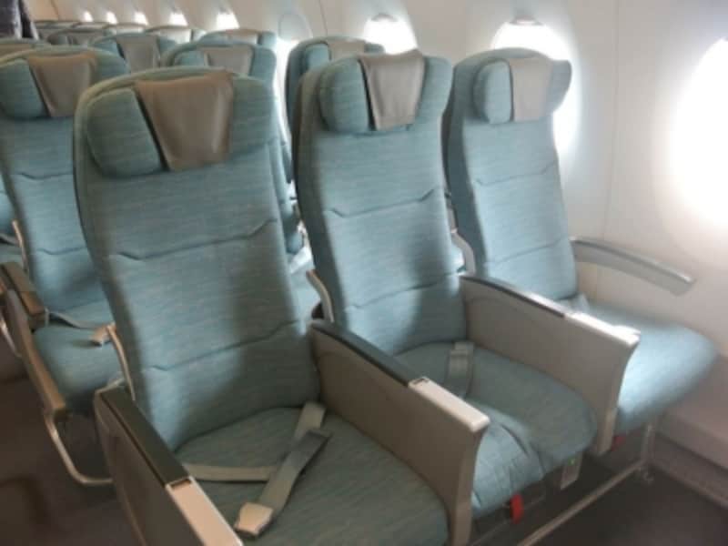 非常口前の座席は足元が広くて快適なものの、座るのにいくつかの条件も。肘掛けが上がらないなどのデメリットもあります。写真はキャセイ・パシフィック航空。