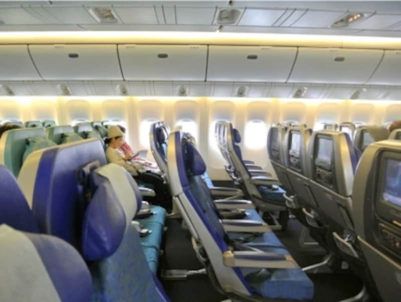空いているフライトに当たるとエコノミークラスはビジネスクラス並みに快適。写真はキャセイ・パシフィック航空。