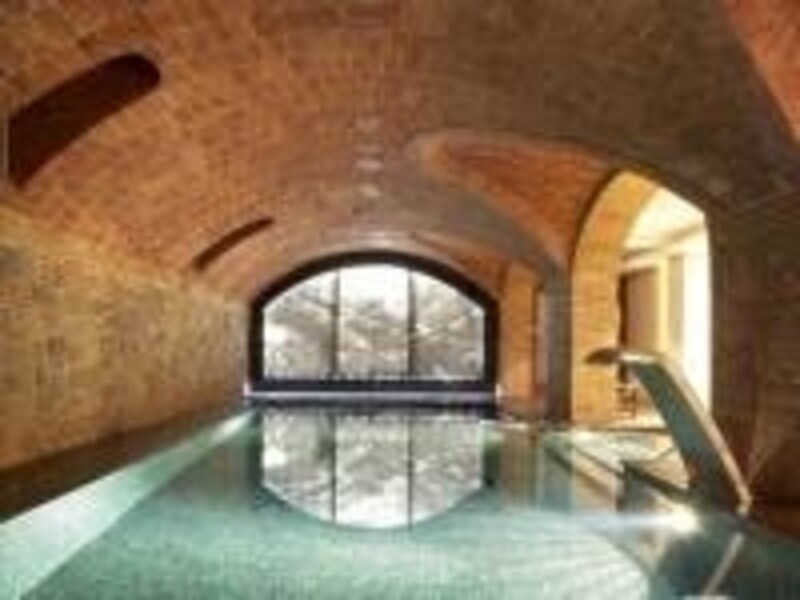 中世の雰囲気が漂う室内プールとスパが自慢のホテル1898．