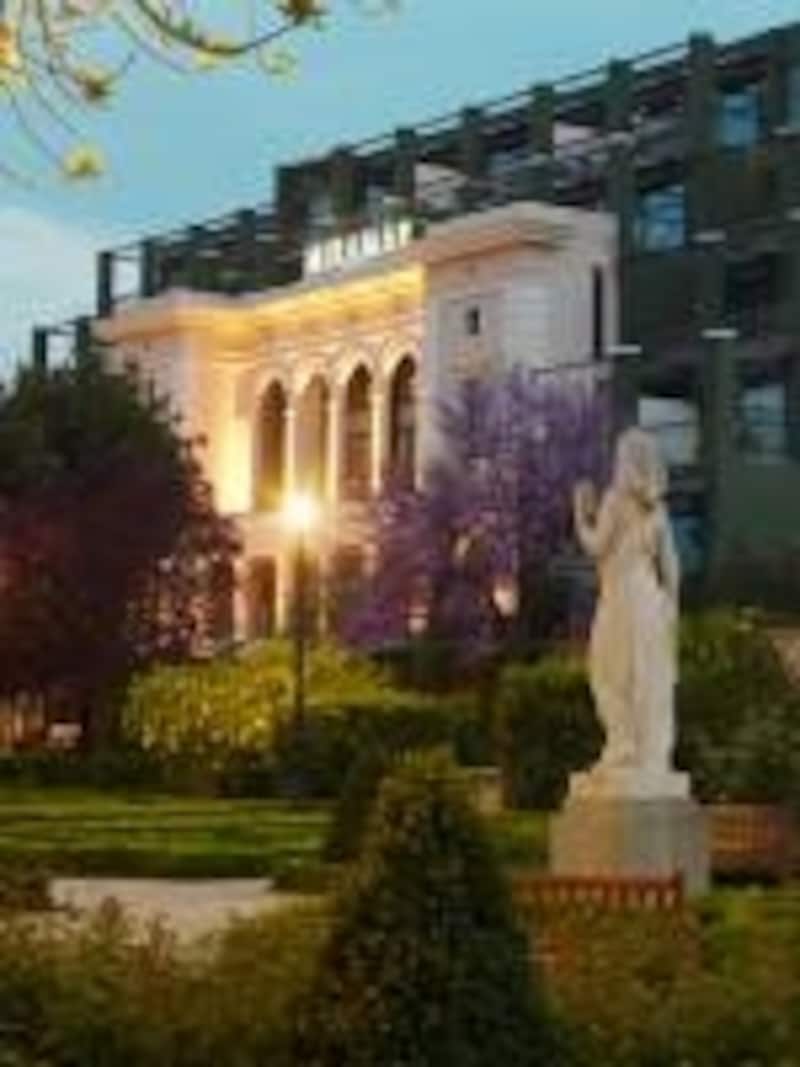 地中海が見渡せるレストランも人気。