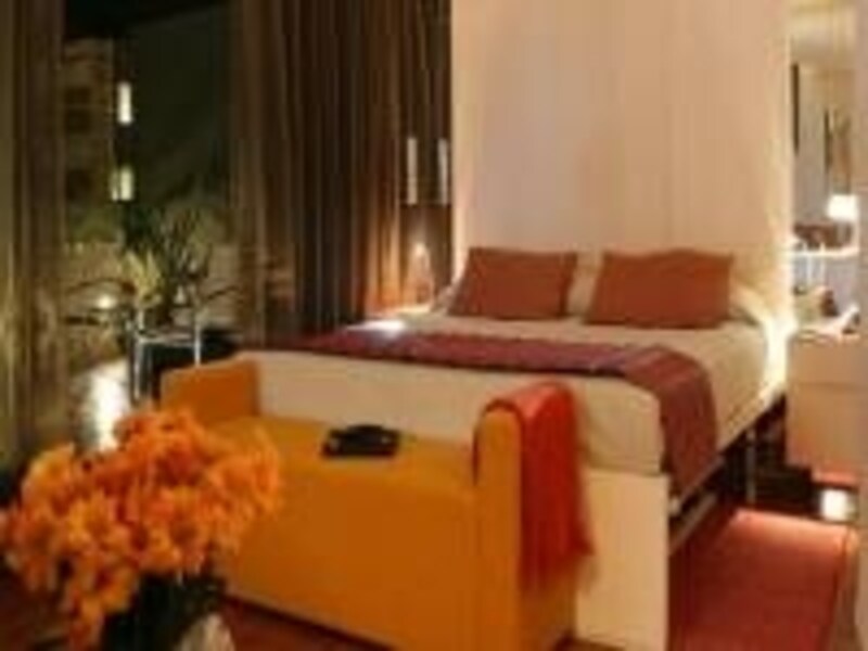 重厚な外観とファッショナブルな内装のギャップが面白いクラム。