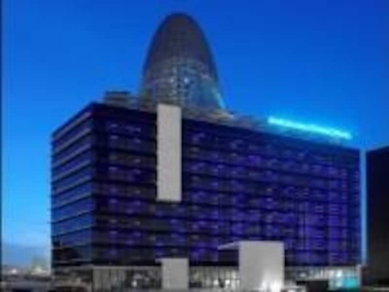 外観もモダンなホテル・シルケン。