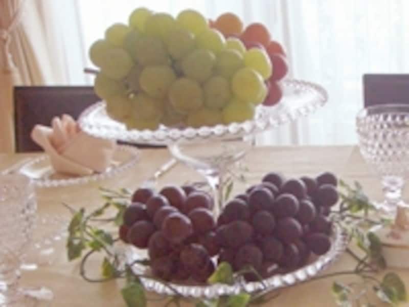 ブドウを盛り付けてコーディネートが完成です