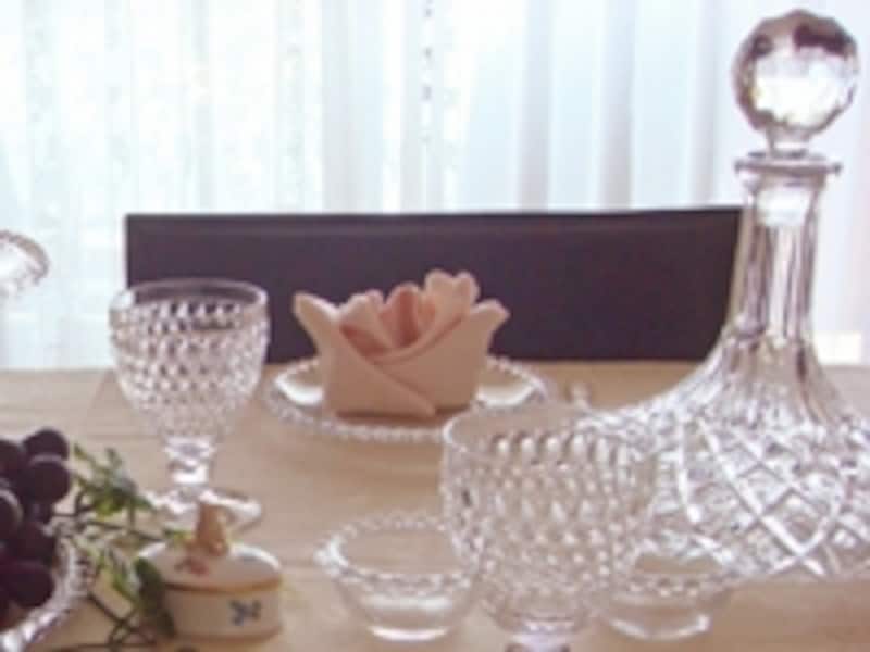 おそろいの材質のデカンターとワイングラス。