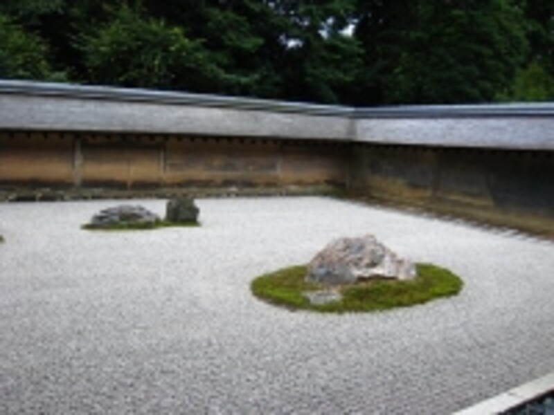 15の石のうち、どうしても14つしか見えない「龍安寺の石庭」