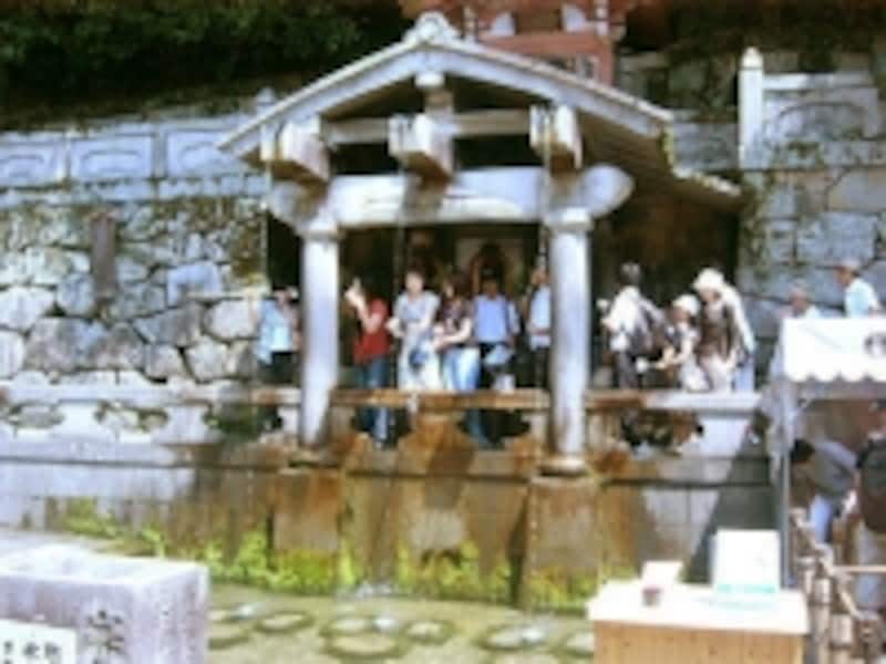 寺名の通り、境内の一角には水が湧き出る場所があります
