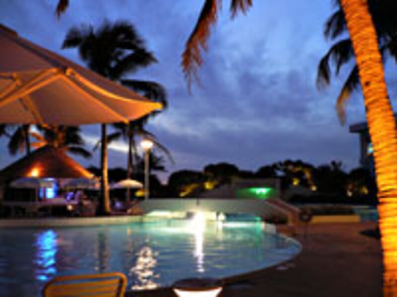 夜のガーデンプール