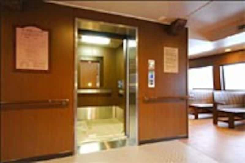 海賊船内、エレベーター